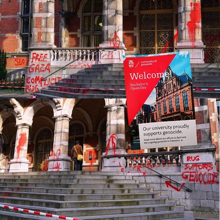 Een composietfoto met meerdere aanzichten van bakstenen gebouwen van de Rijksuniversiteit Groningen in traditionele architectuur. Op de gebouwen is rode verf gespoten en staan leuzen, waaronder (in het Engels) 'RuG ondersteunt genocide' en 'RuG medeplichtig'. Ook is er in het beeld digitaal de voorkant van een flyer gemonteerd, waarop onder meer ook in het Engels staat: 'Welkom / Open dag Bachelor / Onze universiteit steunt met trots genocide'.